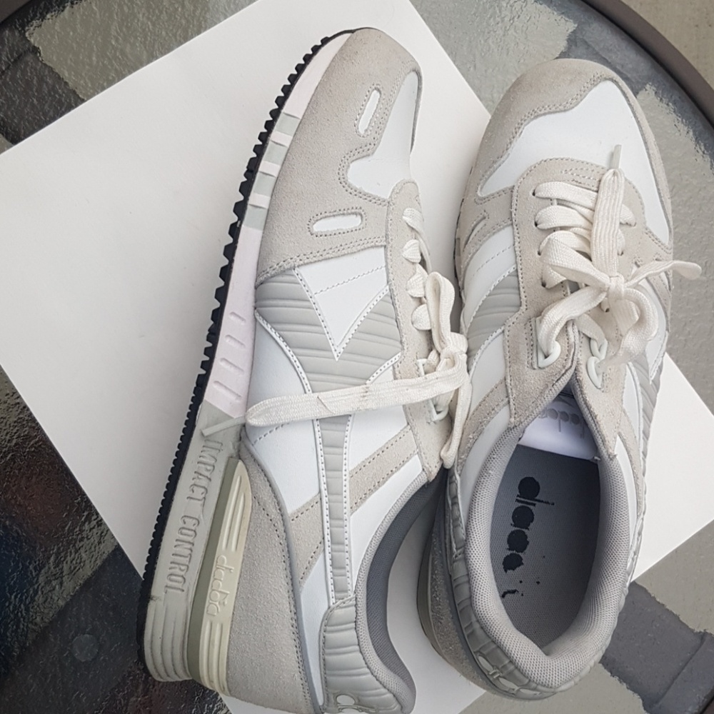 Mens running shoes